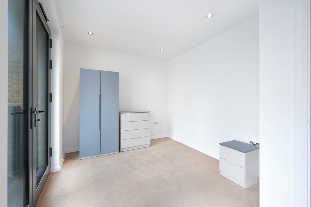 Flat Tooley Street in Greater London