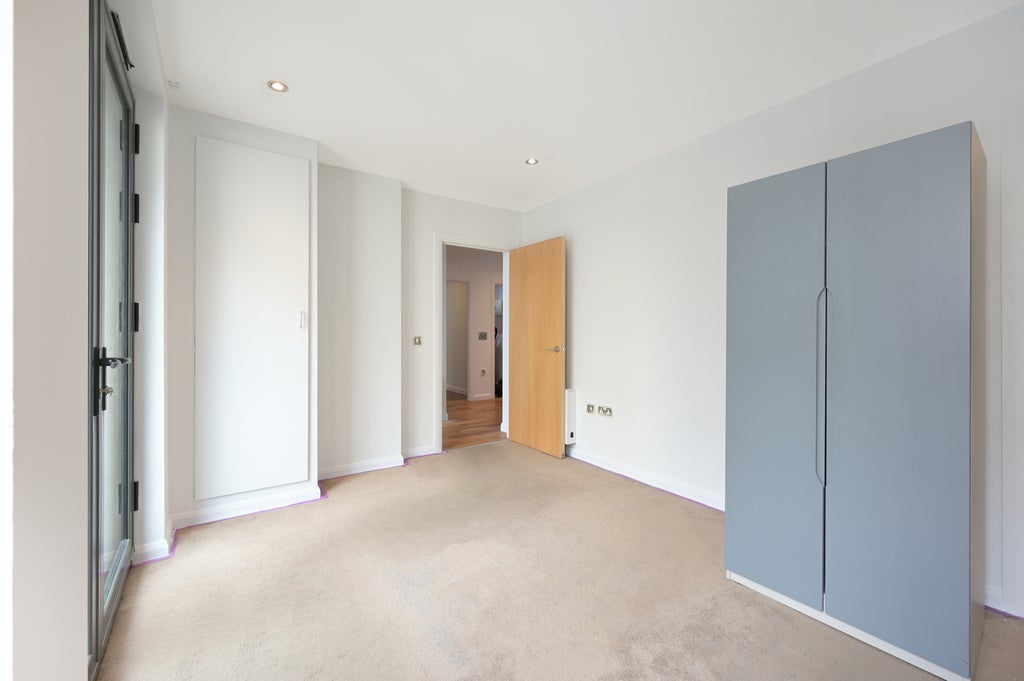 Flat Tooley Street in Greater London
