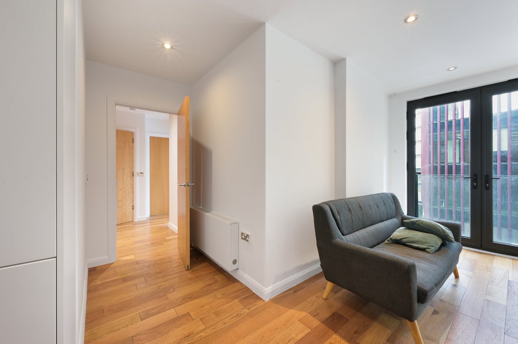 Flat Tooley Street in Greater London