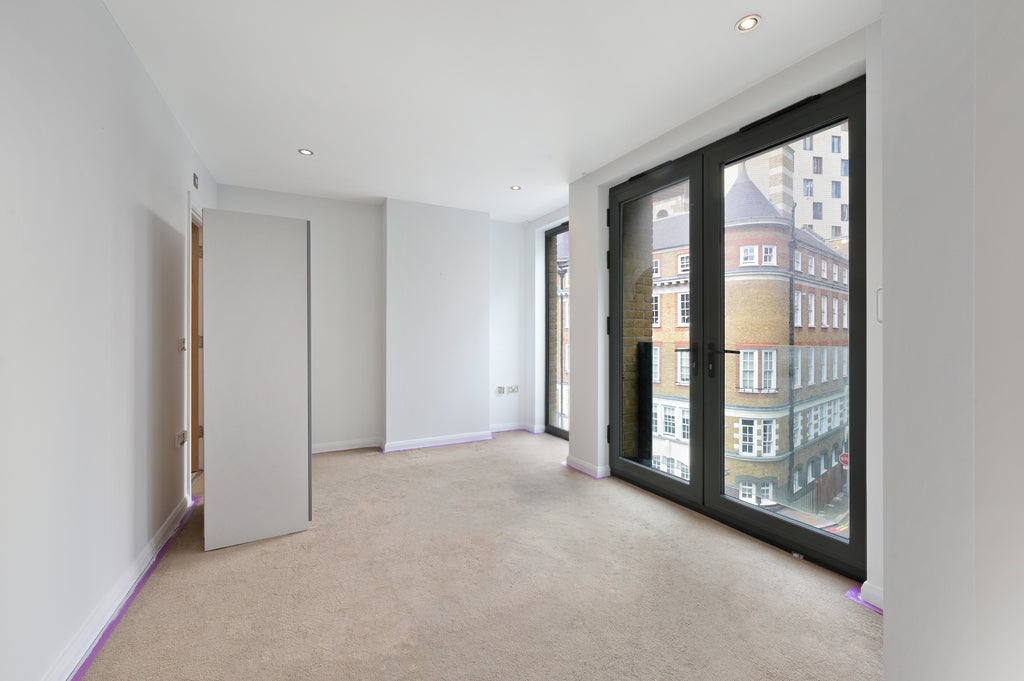 Flat Tooley Street in Greater London