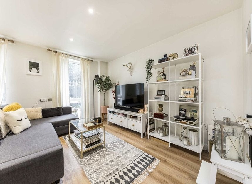 Flat Nauticus Walk in Greater London