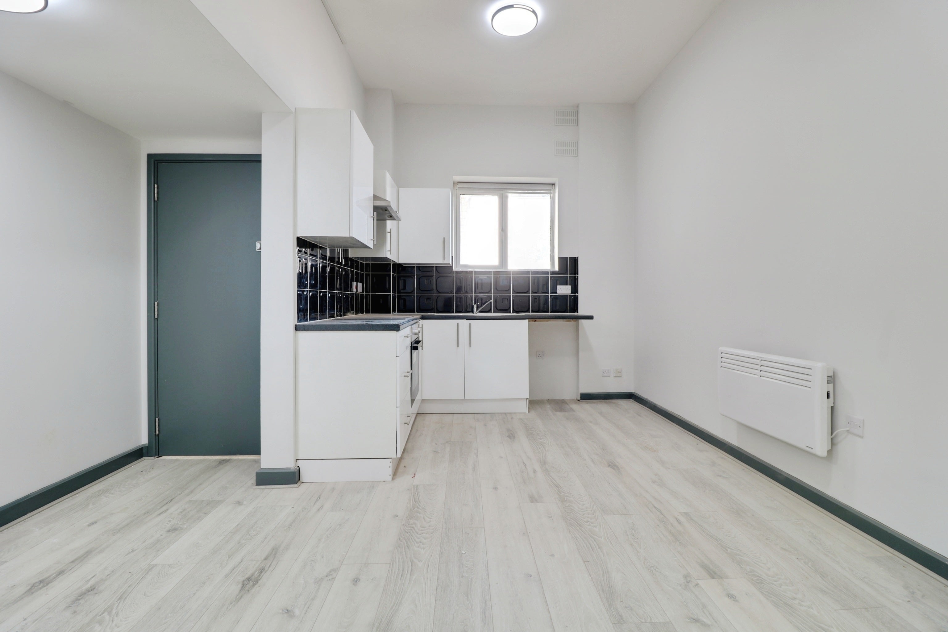 Flat Fowler Close in Southend-on-Sea