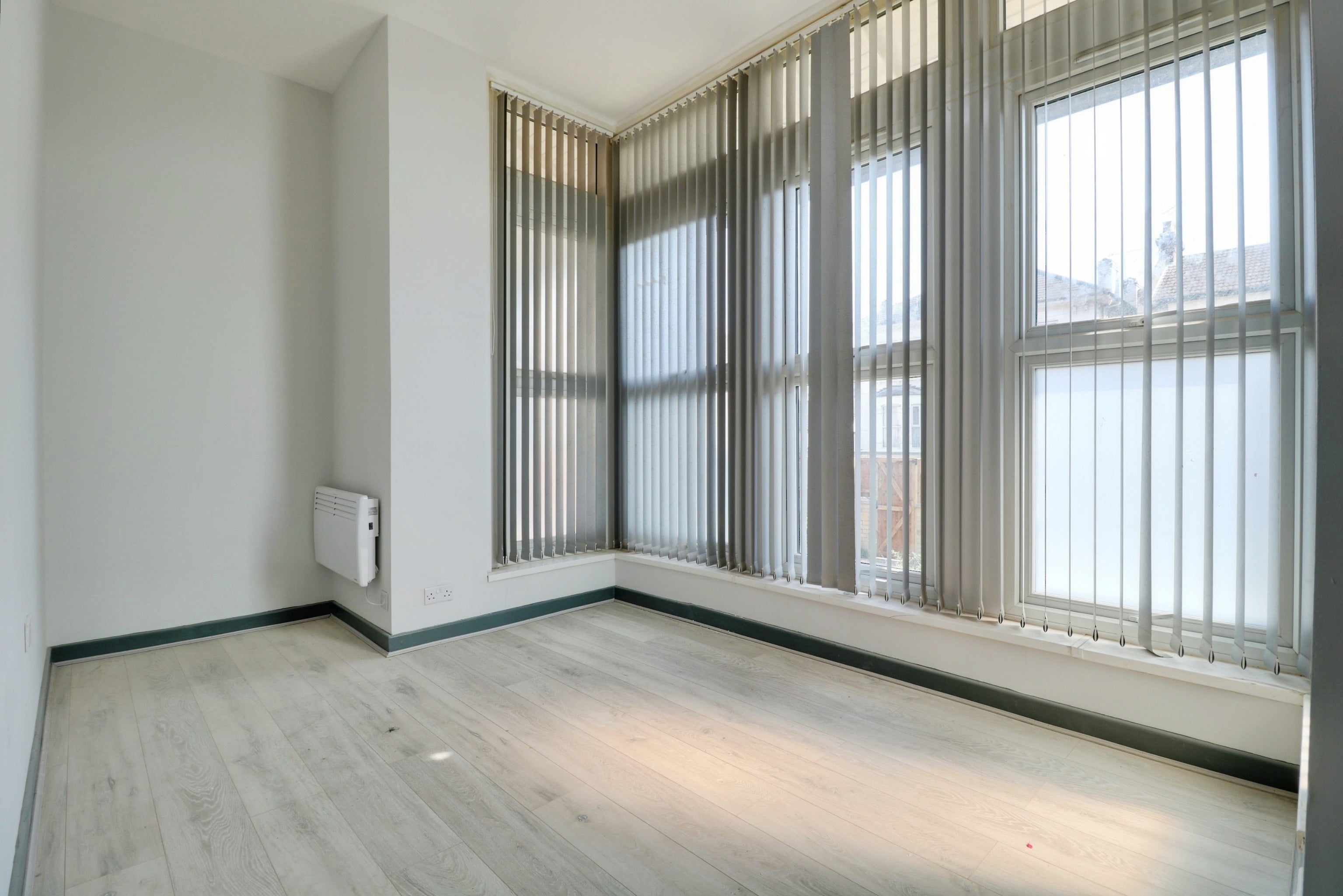 Flat Fowler Close in Southend-on-Sea