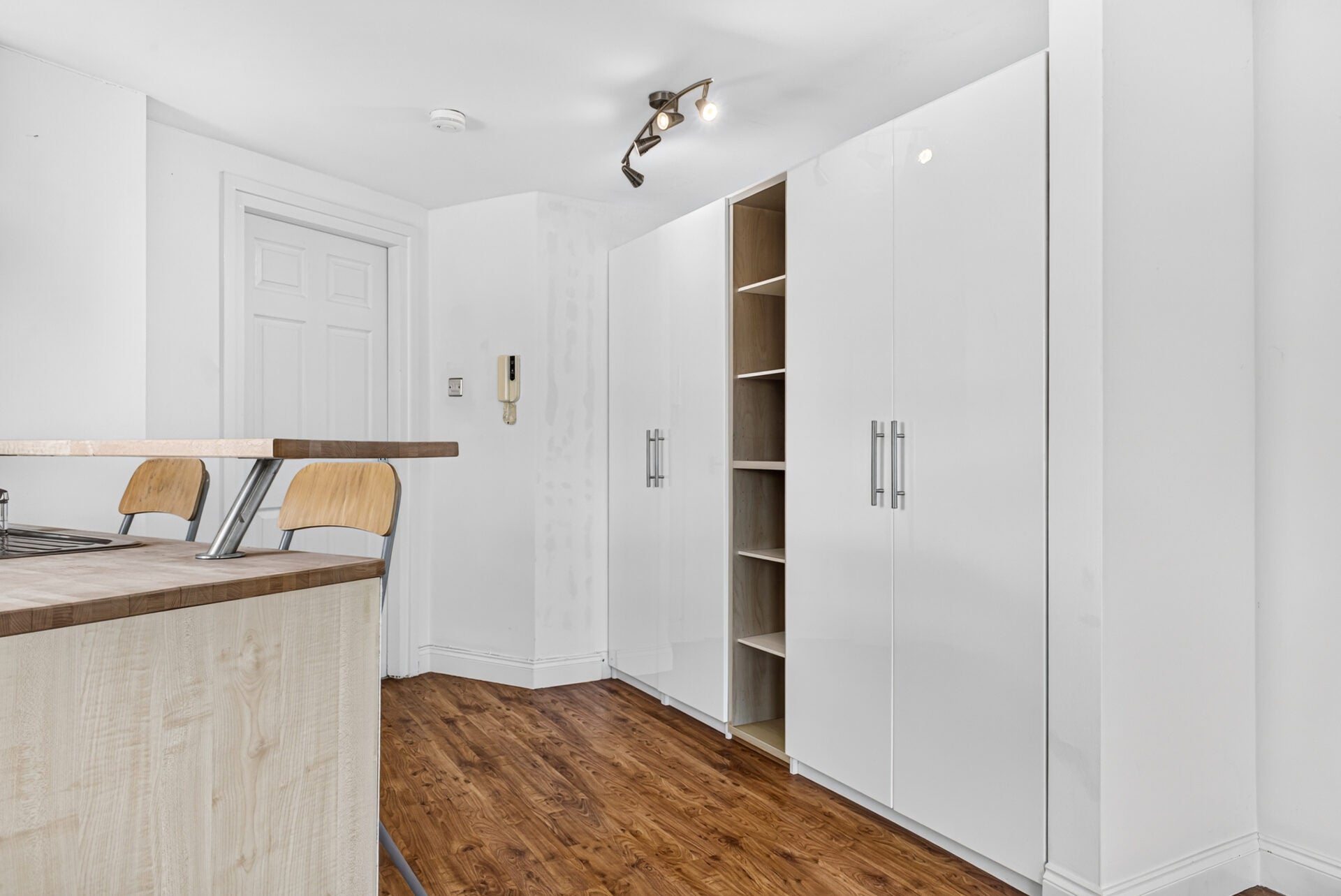 Flat Denmark Road in Greater London
