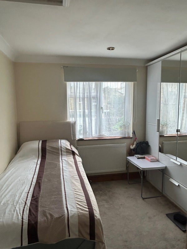 Room Smeaton Road in Greater London