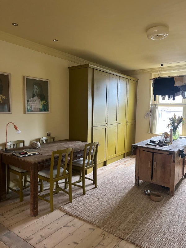 Room Calcott Road in Bristol