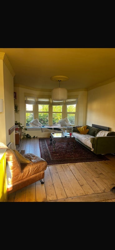Room Calcott Road in Bristol