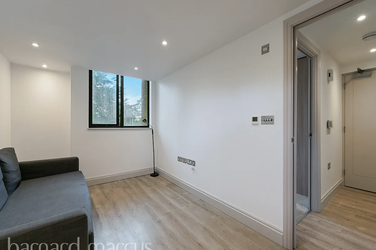Flat Chiswick High Road in Greater London