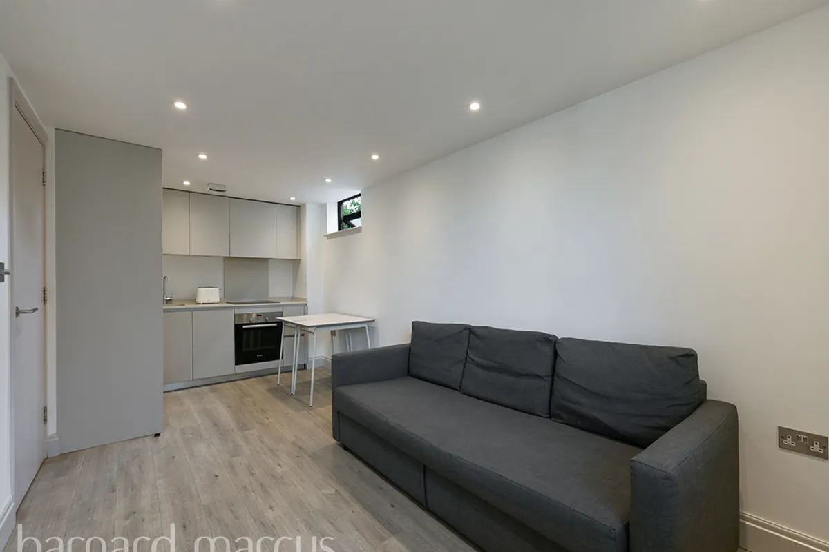Flat Chiswick High Road in Greater London