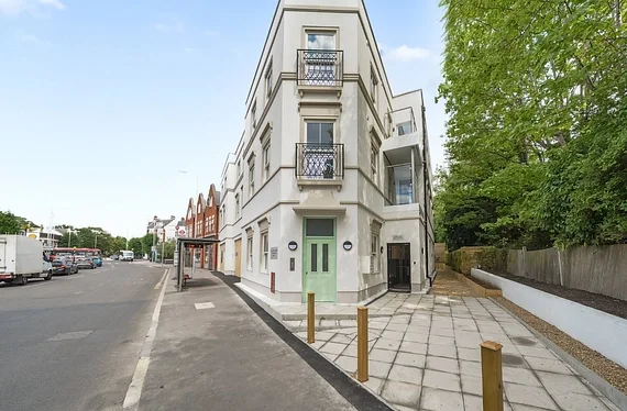 Flat London Road in Greater London