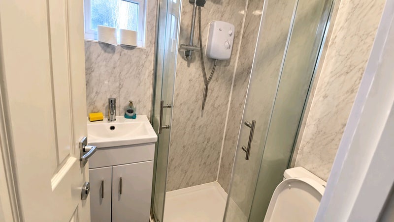 Room Harvey Road in Greater London