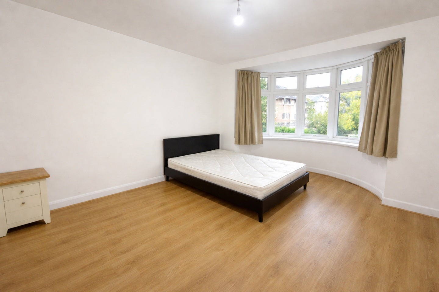 Room Loxford Lane in Greater London
