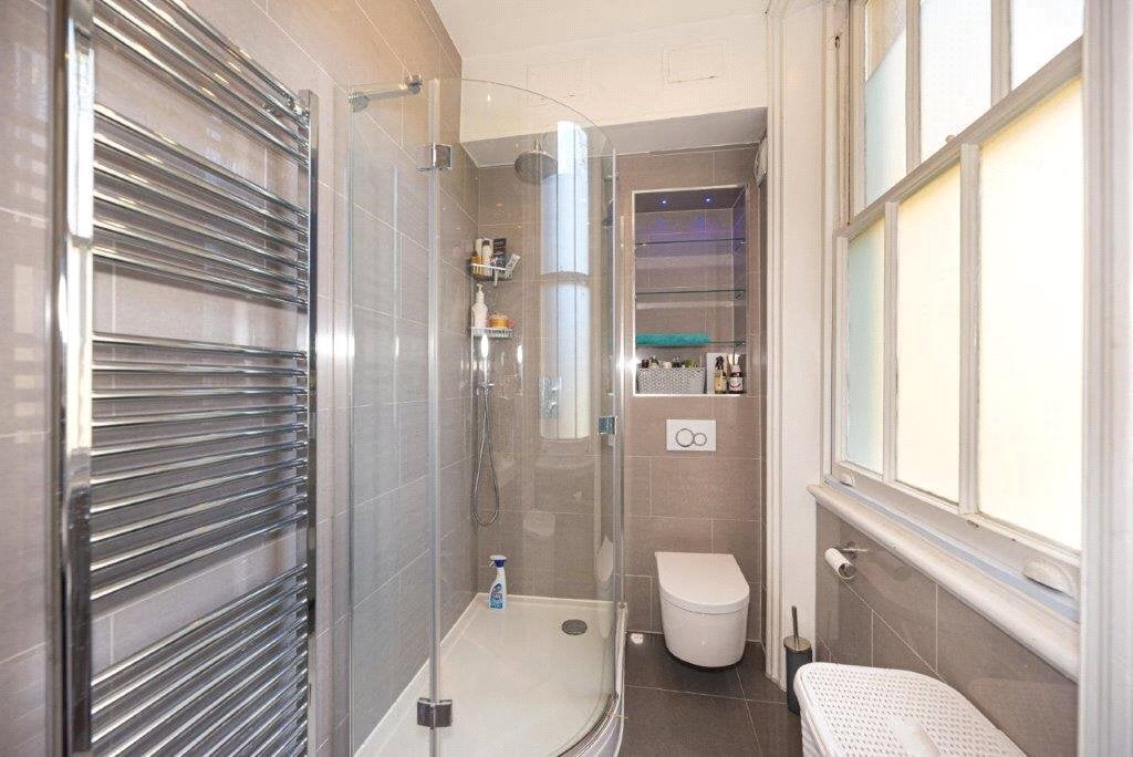 Flat Harwood Road in Greater London