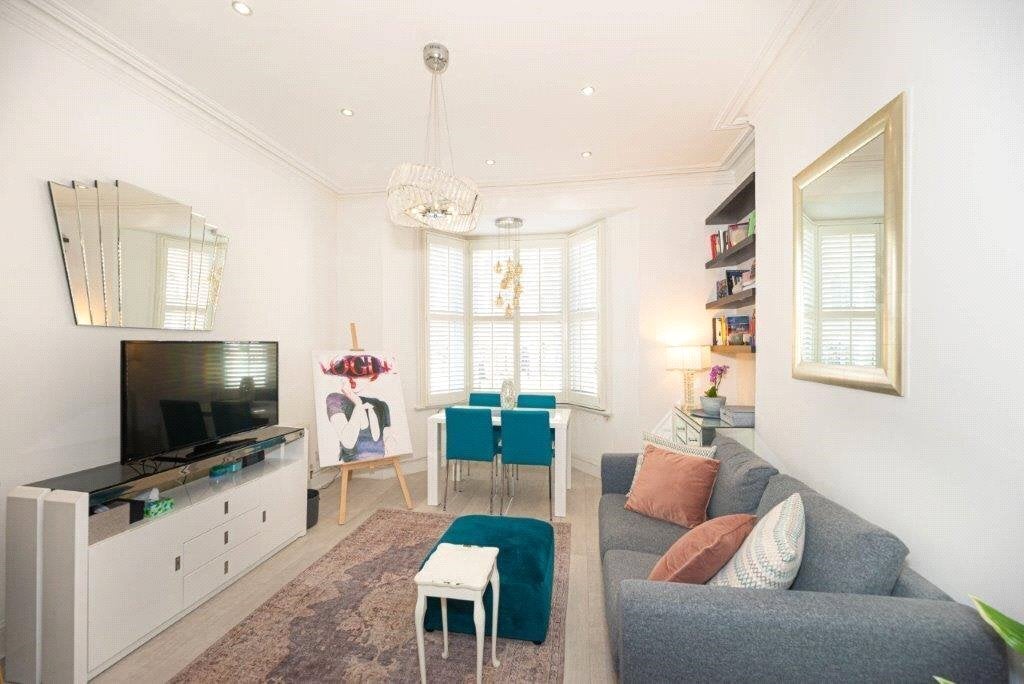 Flat Harwood Road in Greater London