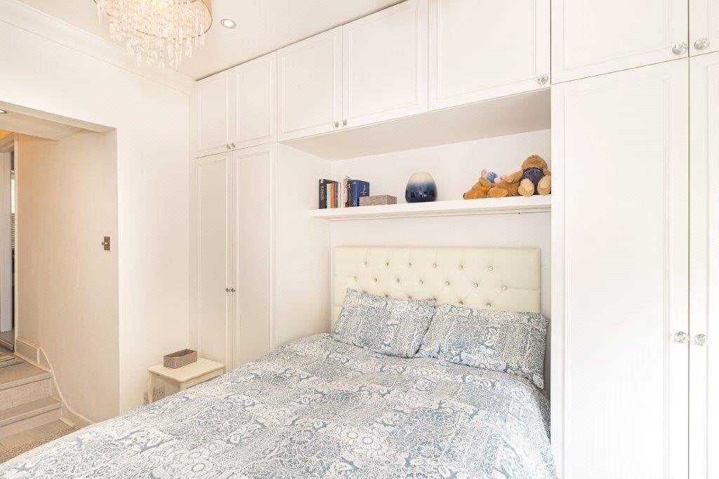 Flat Harwood Road in Greater London