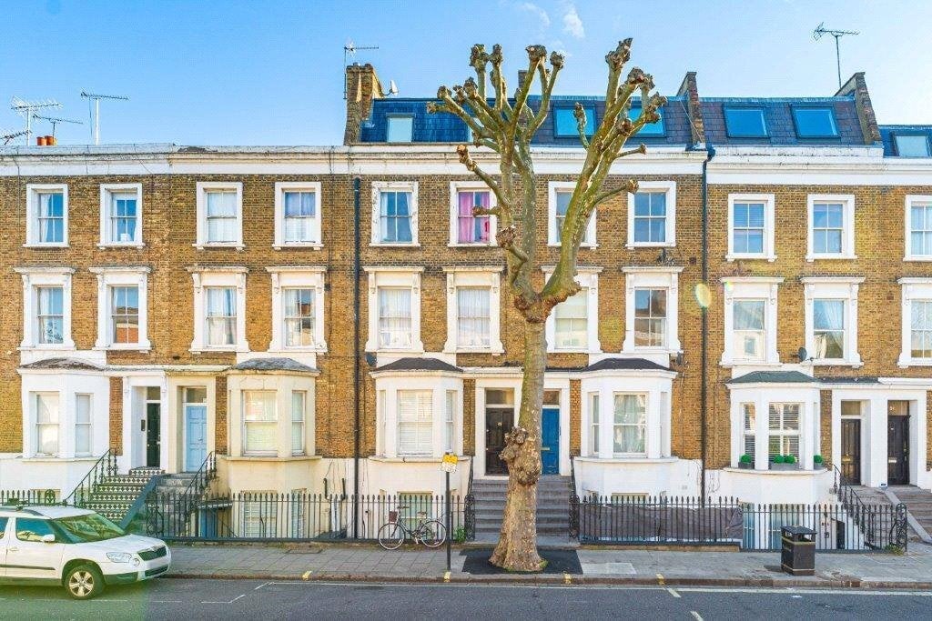 Flat Harwood Road in Greater London