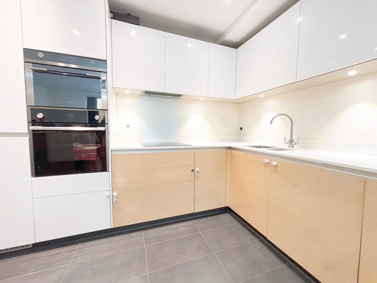 Flat St. Clements Avenue in Greater London