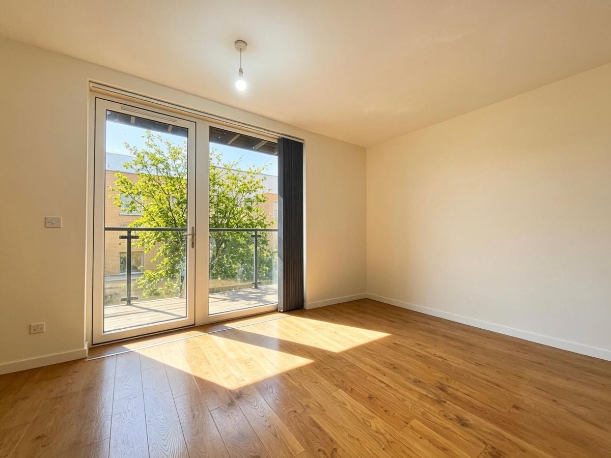 Flat St. Clements Avenue in Greater London