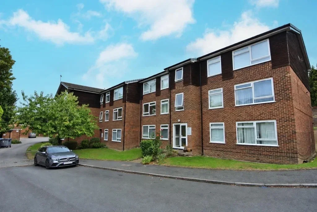 Flat South Road in Borough of Runnymede