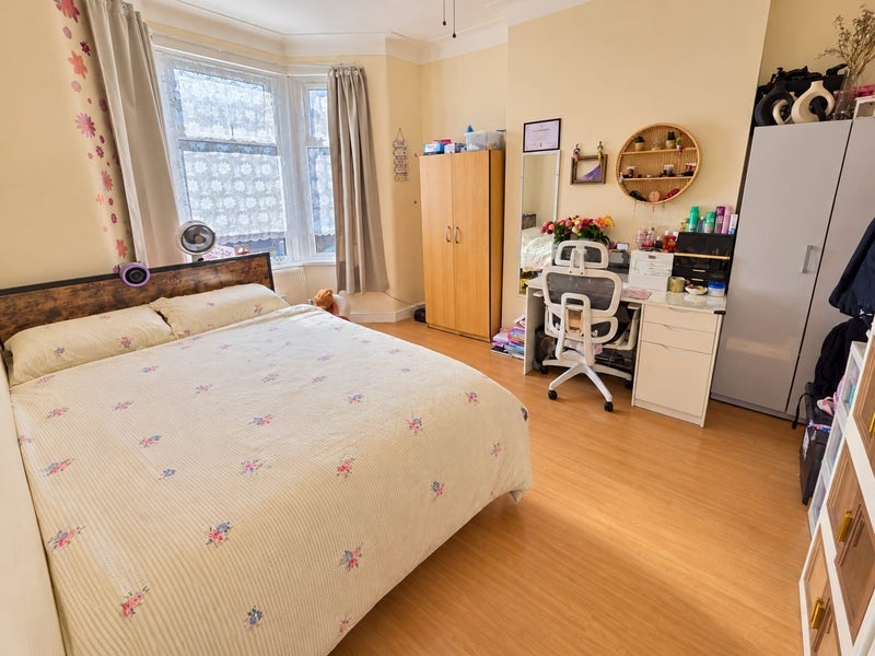 Room Burges Road in Greater London
