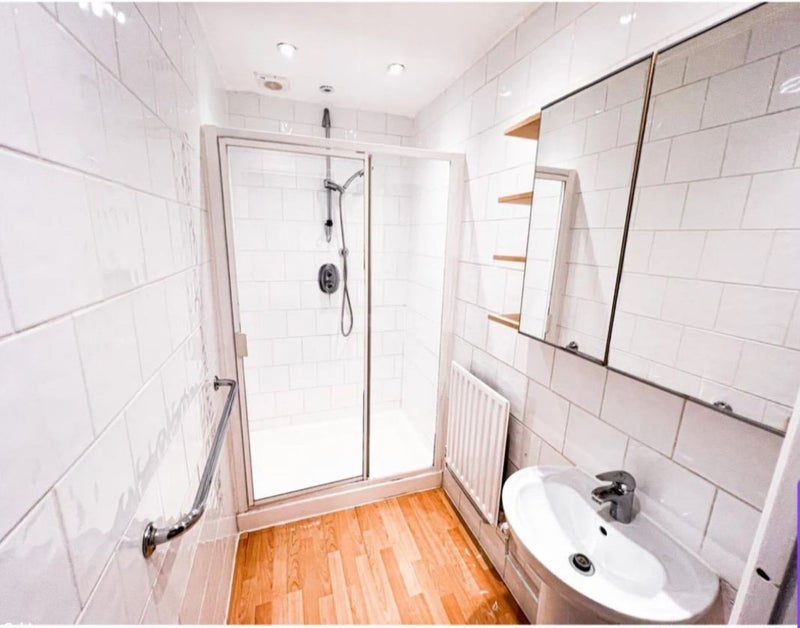 Room Devenay Road in Greater London