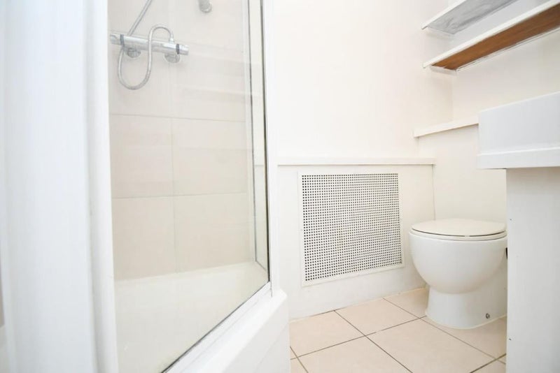 Room Devenay Road in Greater London