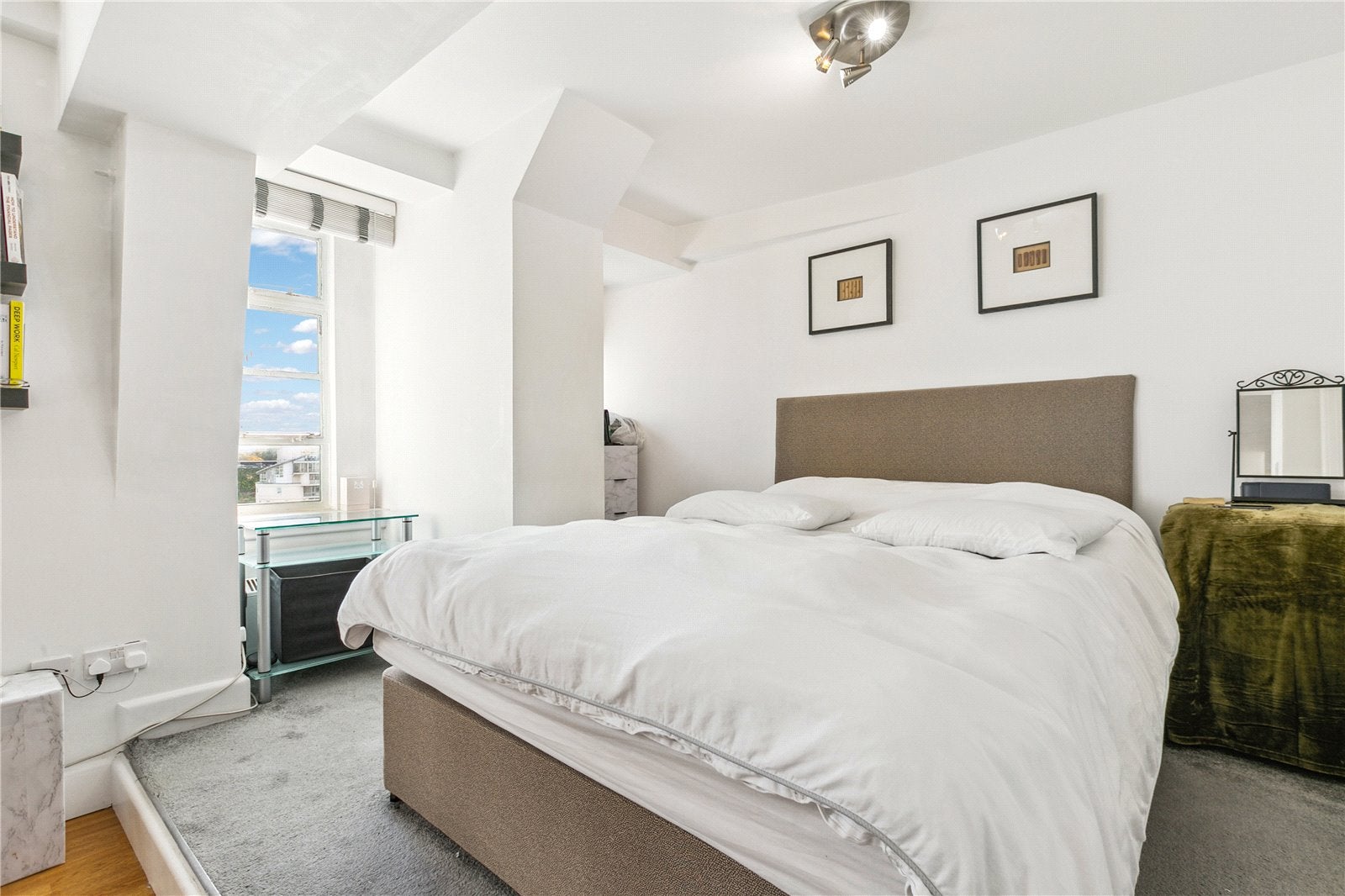 Flat Sloane Avenue in Greater London