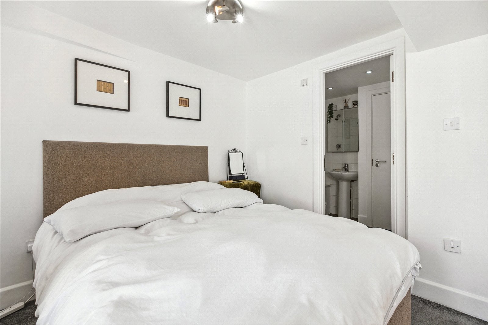 Flat Sloane Avenue in Greater London