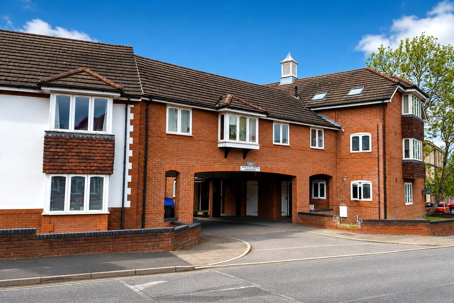 Flat Kingsway Avenue in Woking