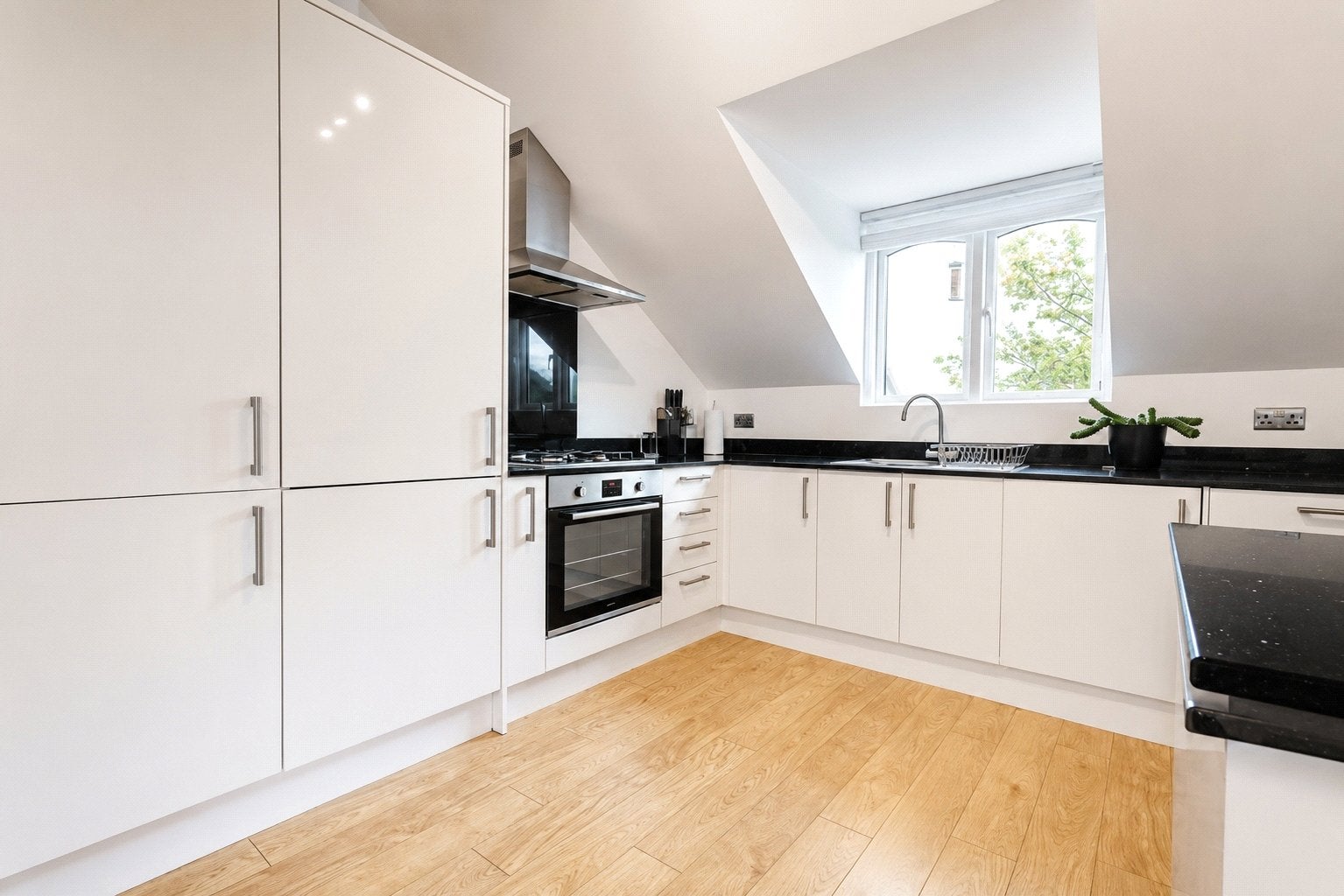 Flat Kingsway Avenue in Woking