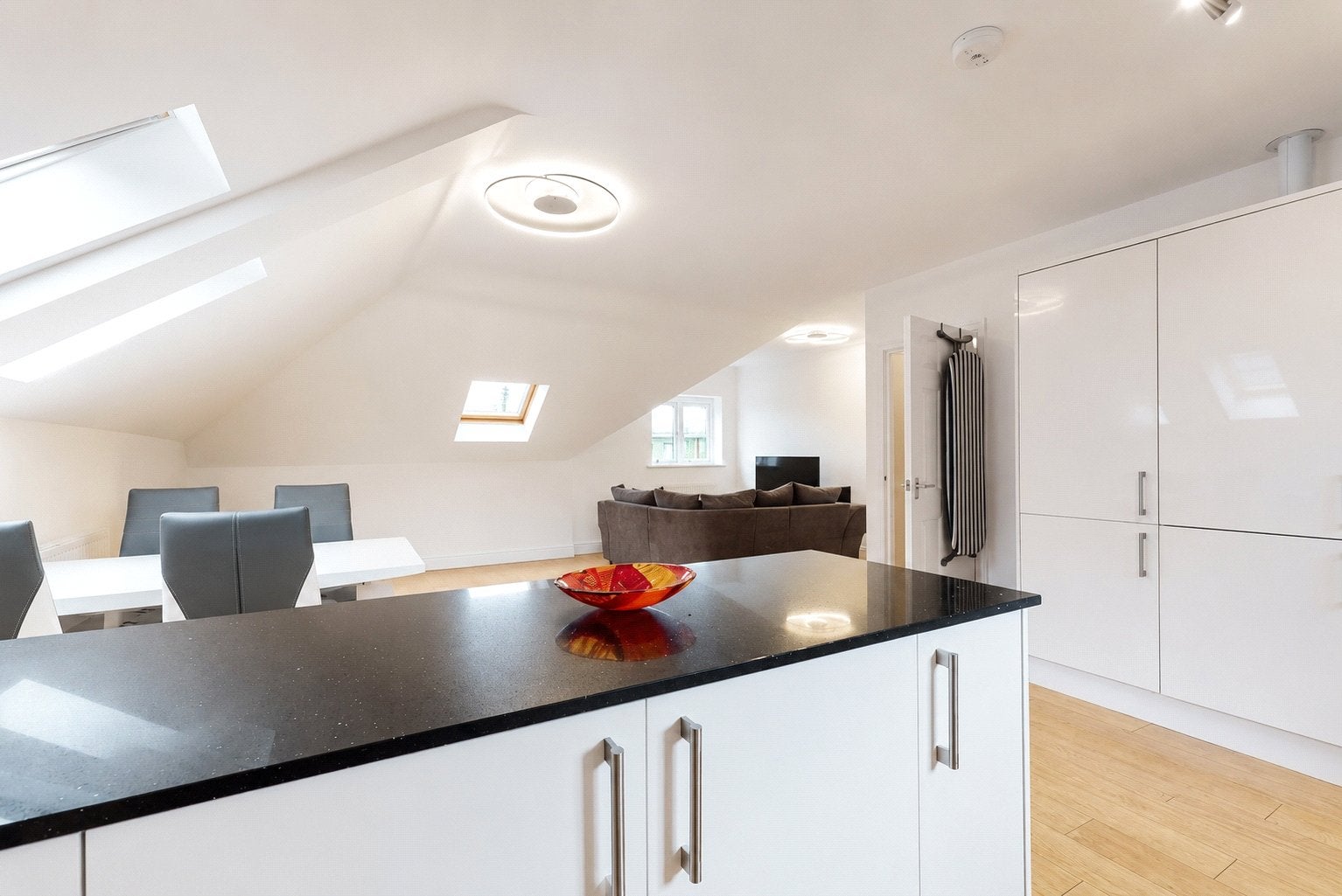 Flat Kingsway Avenue in Woking
