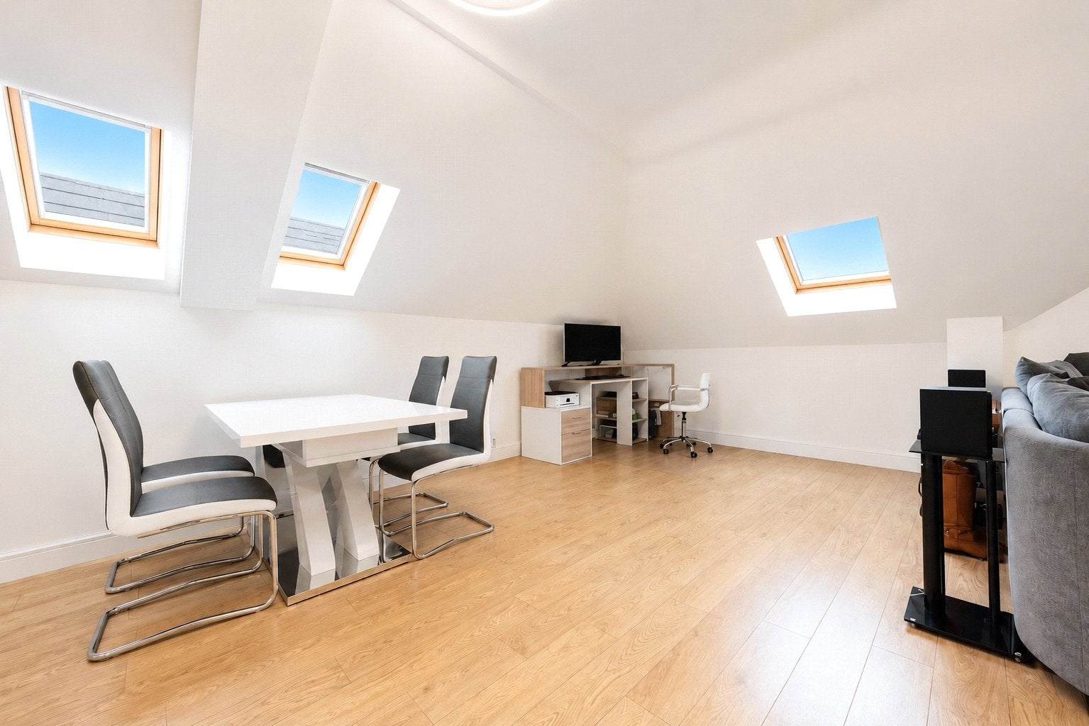 Flat Kingsway Avenue in Woking