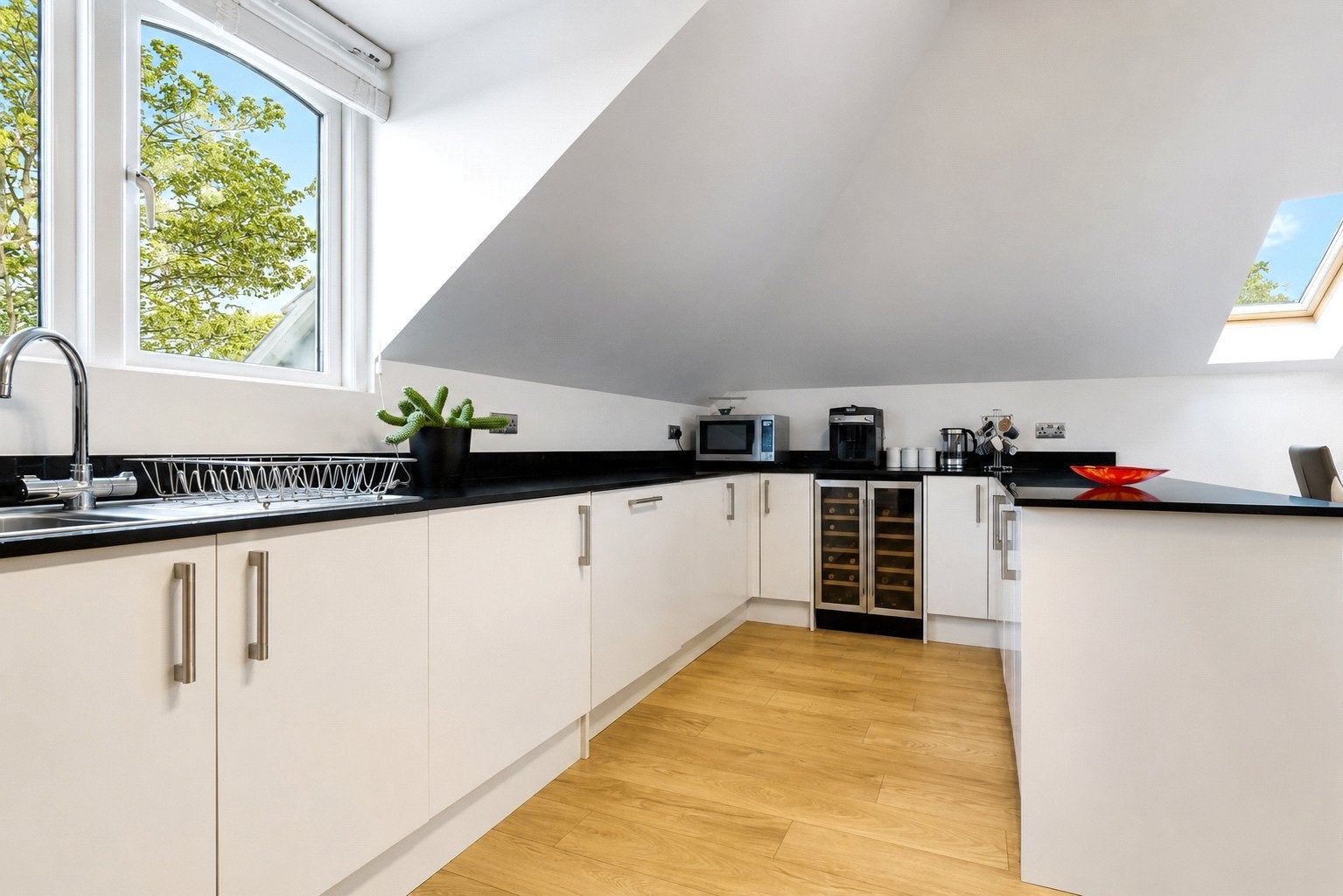 Flat Kingsway Avenue in Woking
