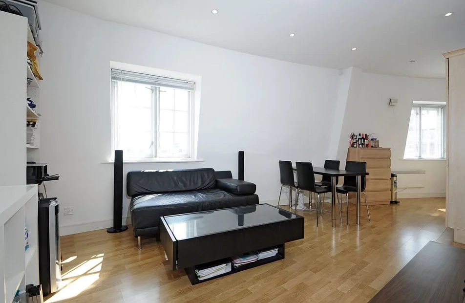 Flat Magdalen Street in Greater London
