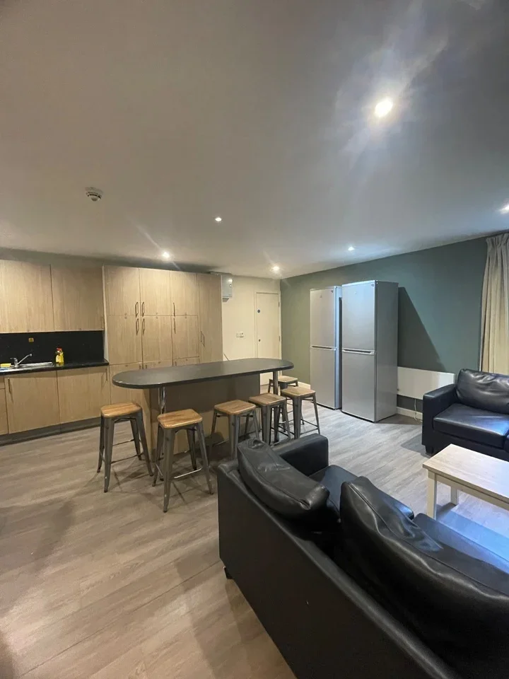 Room Wakefield Road in Kirklees
