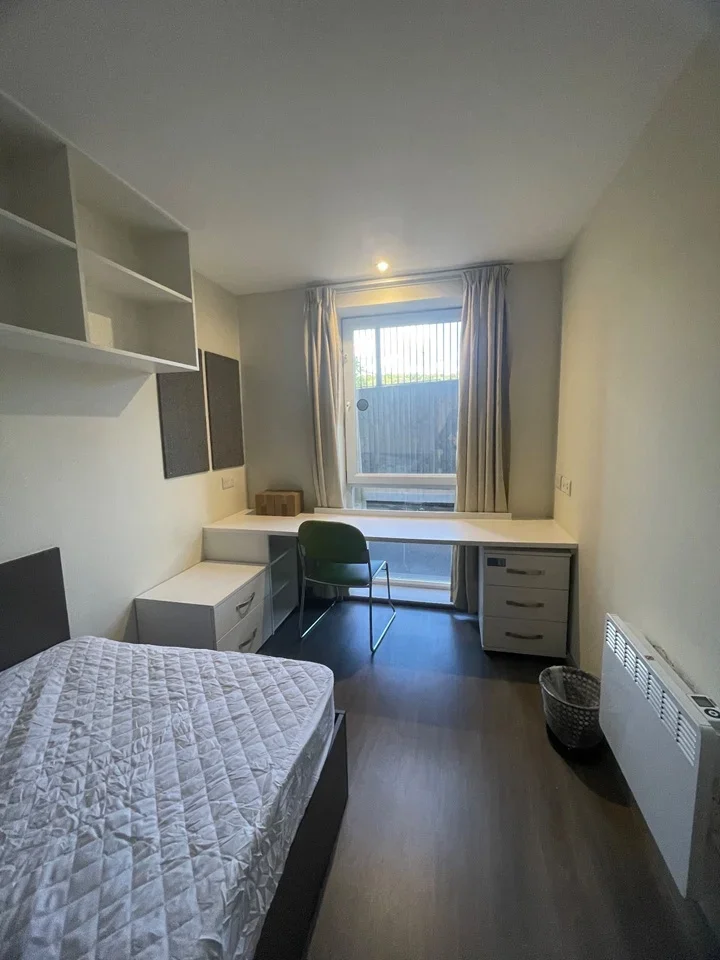 Room Wakefield Road in Kirklees