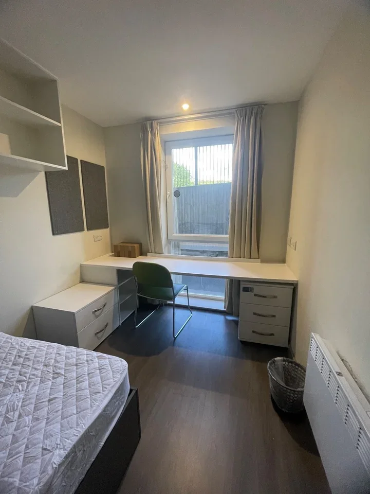 Room Wakefield Road in Kirklees