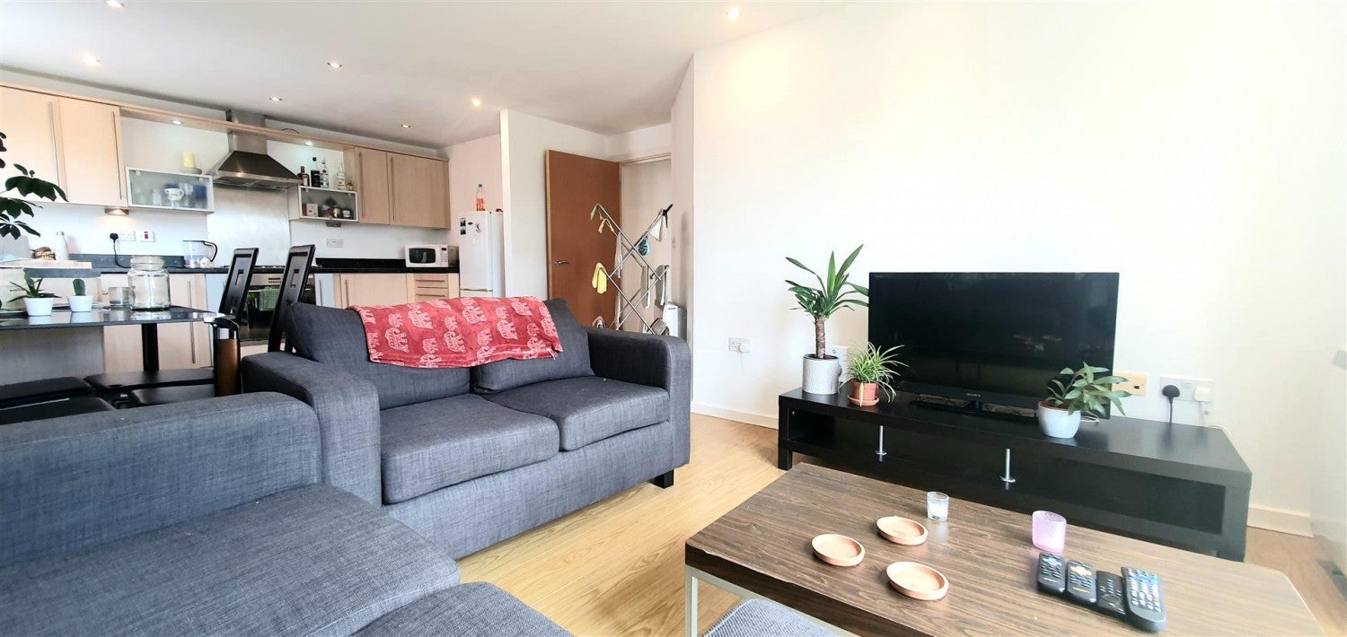 Flat Elmira Way in Salford