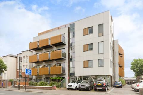 Flat Cargreen Road in London