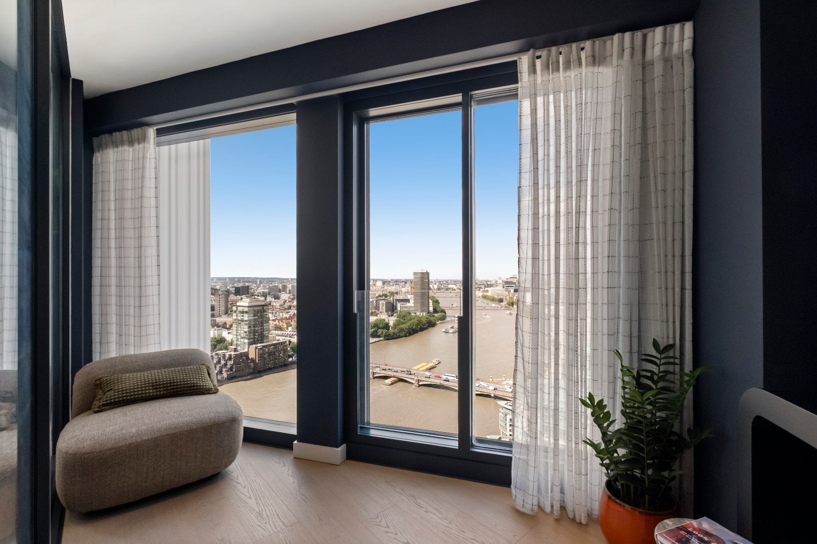 Flat Nine Elms Lane in Greater London