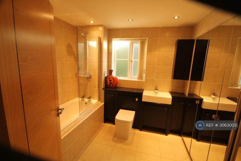 Flat Three Acres Close in Liverpool