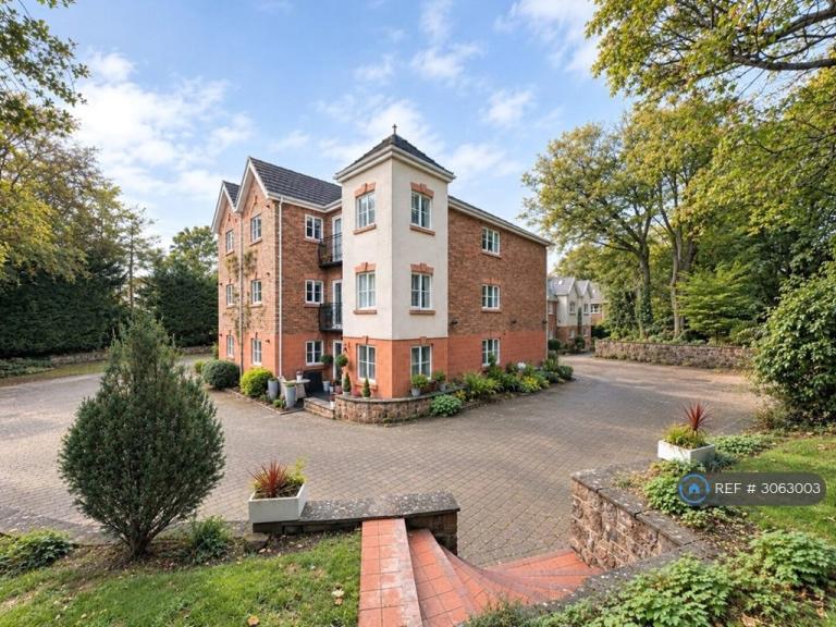 Flat Three Acres Close in Liverpool