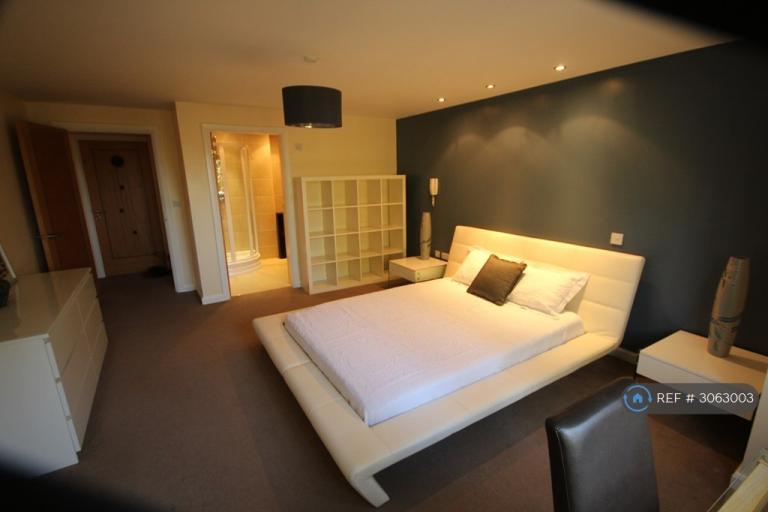 Flat Three Acres Close in Liverpool