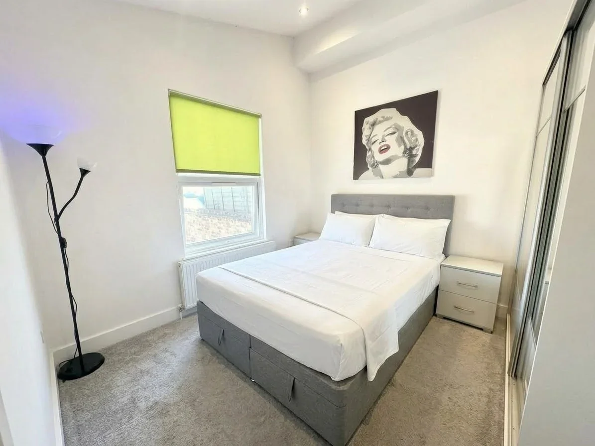 Flat Dalling Road in Greater London