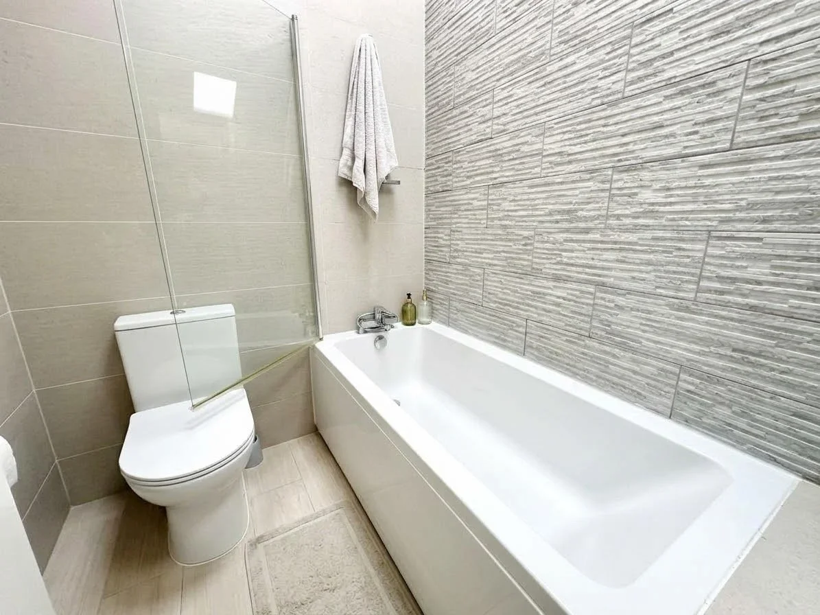 Flat Dalling Road in Greater London