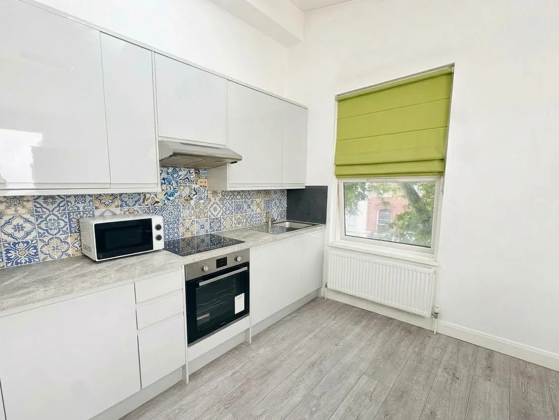 Flat Dalling Road in Greater London
