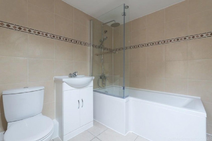 Flat Pembridge Road in Greater London