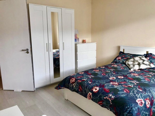 Flat Osman Close in London