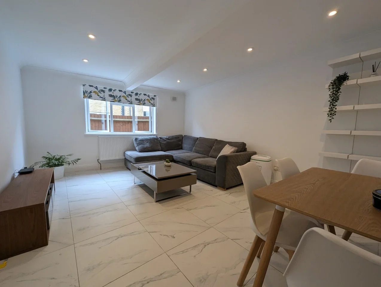 Flat Rosemont Road in Greater London