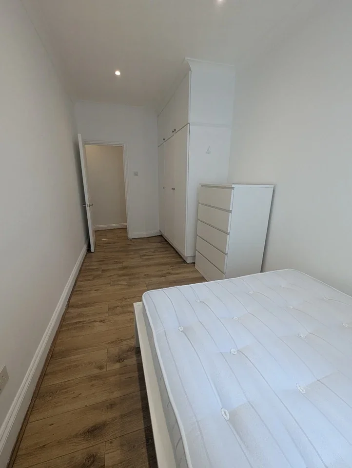 Flat Rosemont Road in Greater London